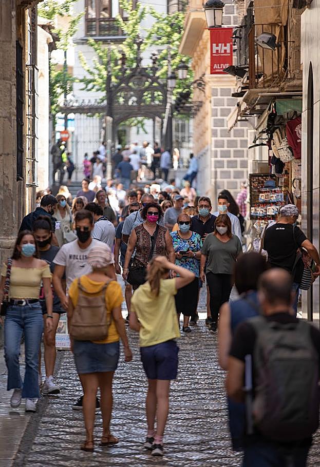 Muchísima gente este domingo en la inmediaciones de la Catedral de Granada. 