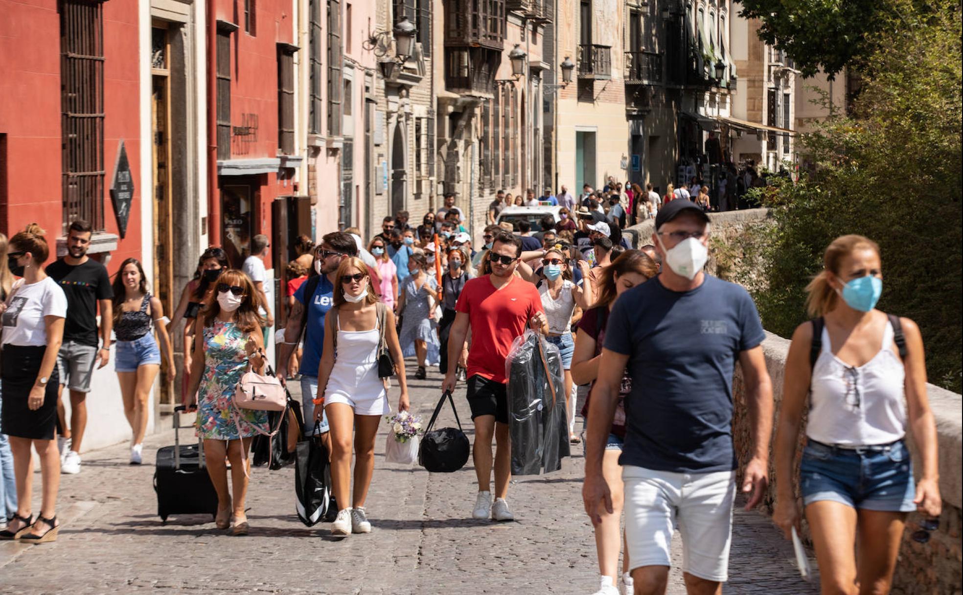 Turistas transitando hoy a mediodía por la Carrera del Darro. 