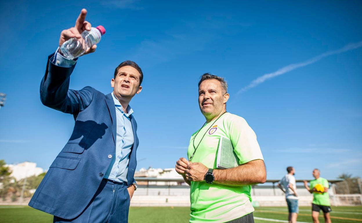 Antonio Méndez visitó el pasado viernes a la plantilla y pudo charlar con el entrenador, Juan Arsenal.