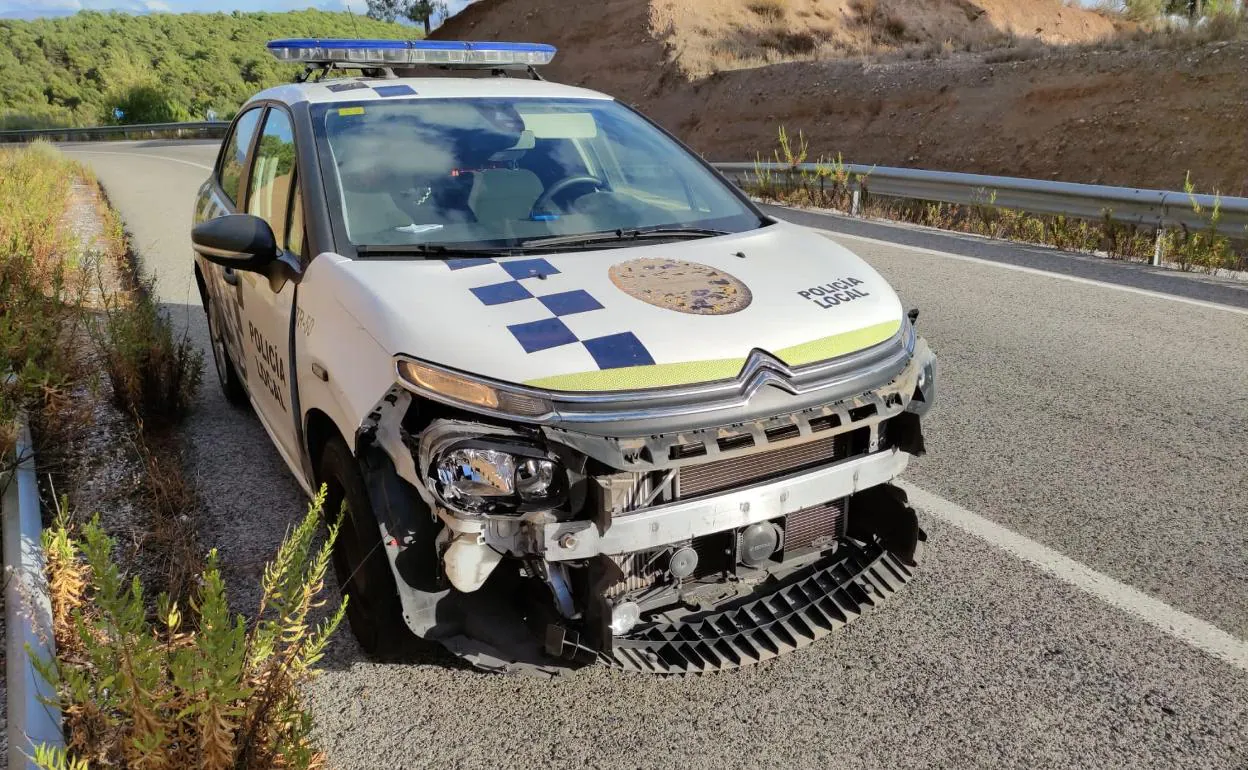 Coche de la Policía Local dañado tras la embestida sufrida..