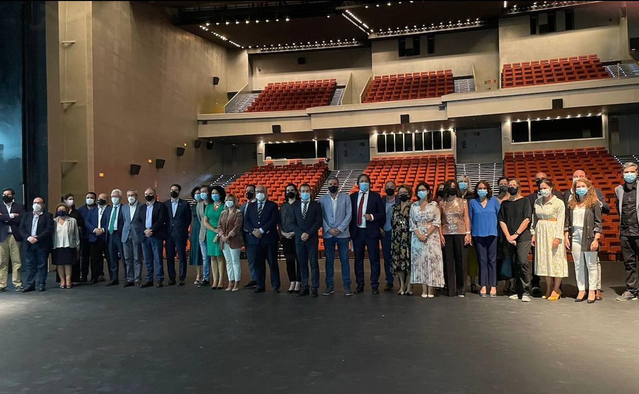 Foto de familia anoche en la presentación del festival en el teatro Infanta Leonor. 