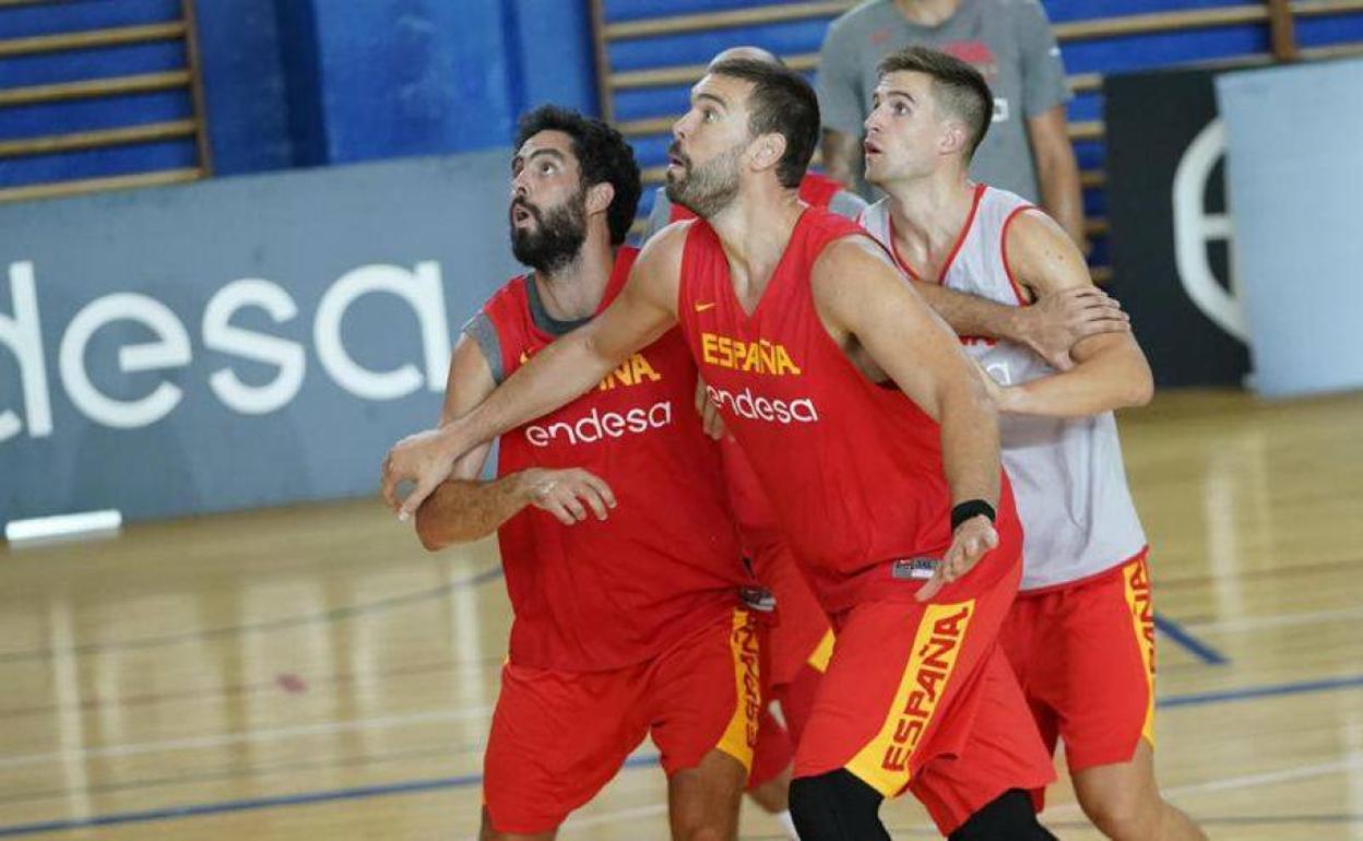 Javi Beirán, izquierda, y Marc Gasol, centro, durante un entrenamiento con la selección española.