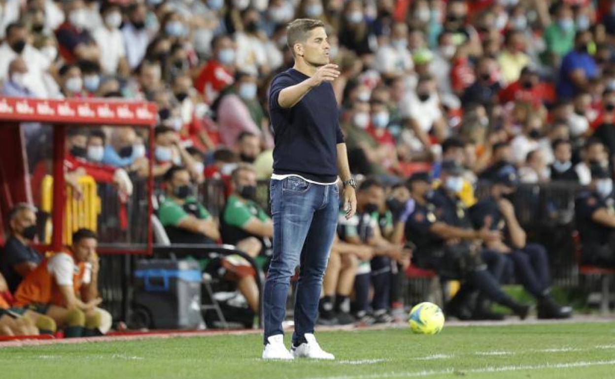 Robert Moreno da unas instrucciones durante el encuentro. 