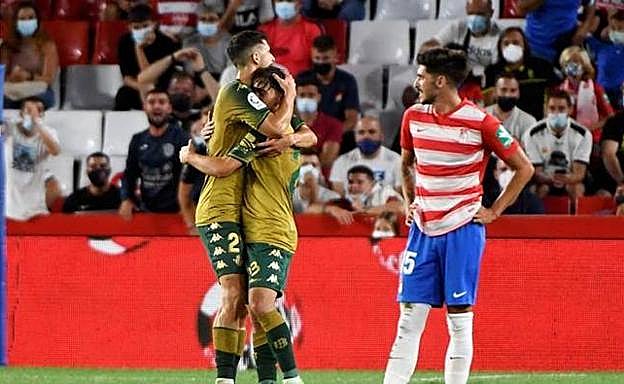 Neva se lamenta tras uno de los goles del Betis. 