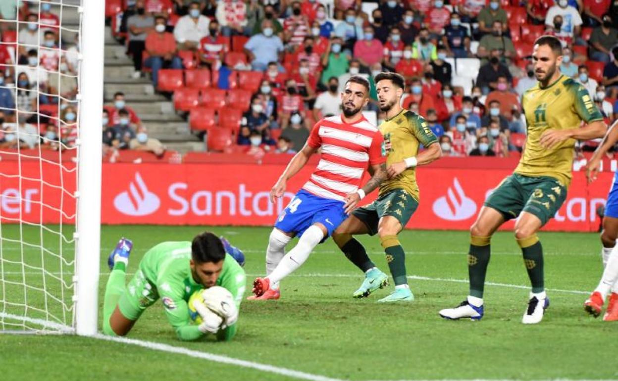 Monchu observa una ocasión que muere en las manos de Rui Silva. 