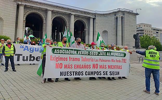 Imagen principal - Protesta por las canalizaciones de Rules.