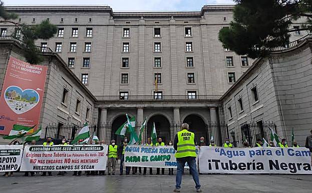 Protesta en Madrid por las canalizaciones de Rules.