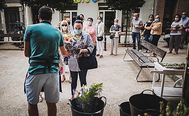 Decenas de personas formaron cola frente a la floristería que regenta Fernando Megías. 