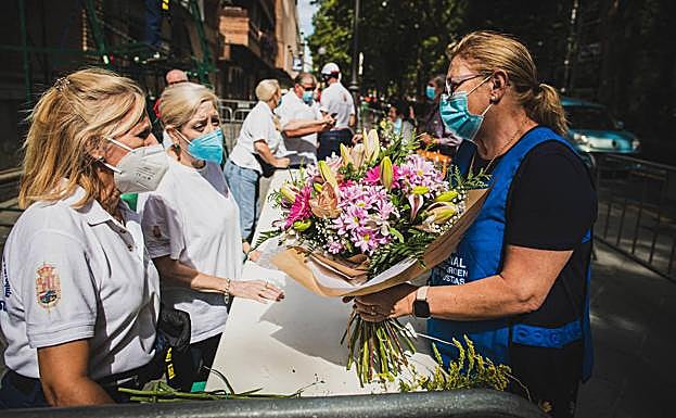 Ofrenda floral a la Virgen de las Angustias.