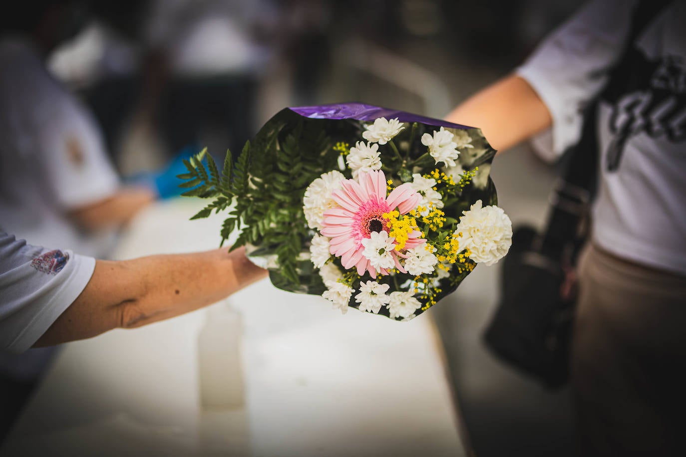 La ofrenda floral a la patrona de la ciudad regresa para celebrar su 40º aniversario, con una imagen que dista de la de otros años, pero que se asemeja a la que dejaba antes de la pandemia