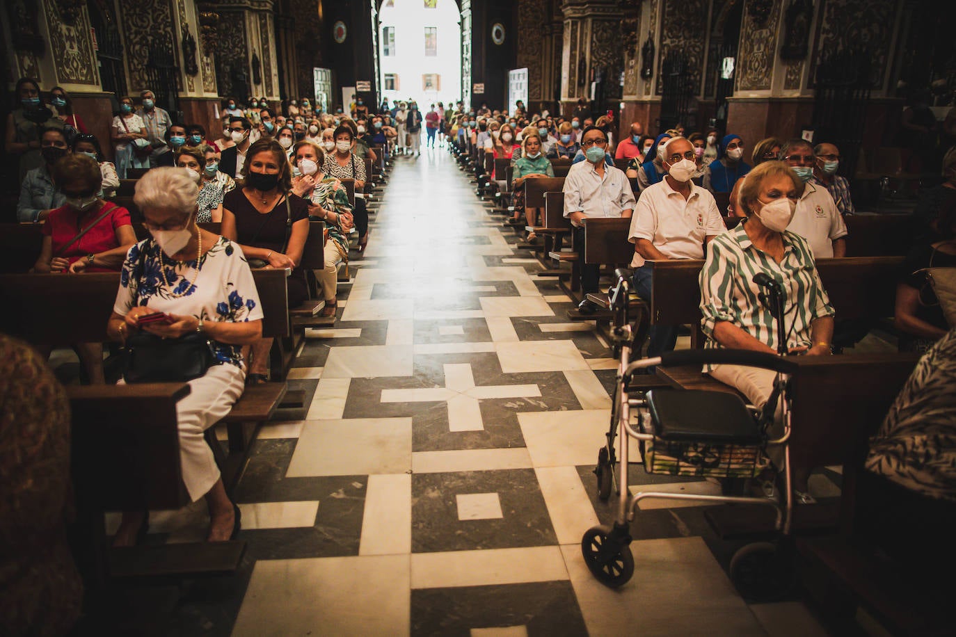 La ofrenda floral a la patrona de la ciudad regresa para celebrar su 40º aniversario, con una imagen que dista de la de otros años, pero que se asemeja a la que dejaba antes de la pandemia