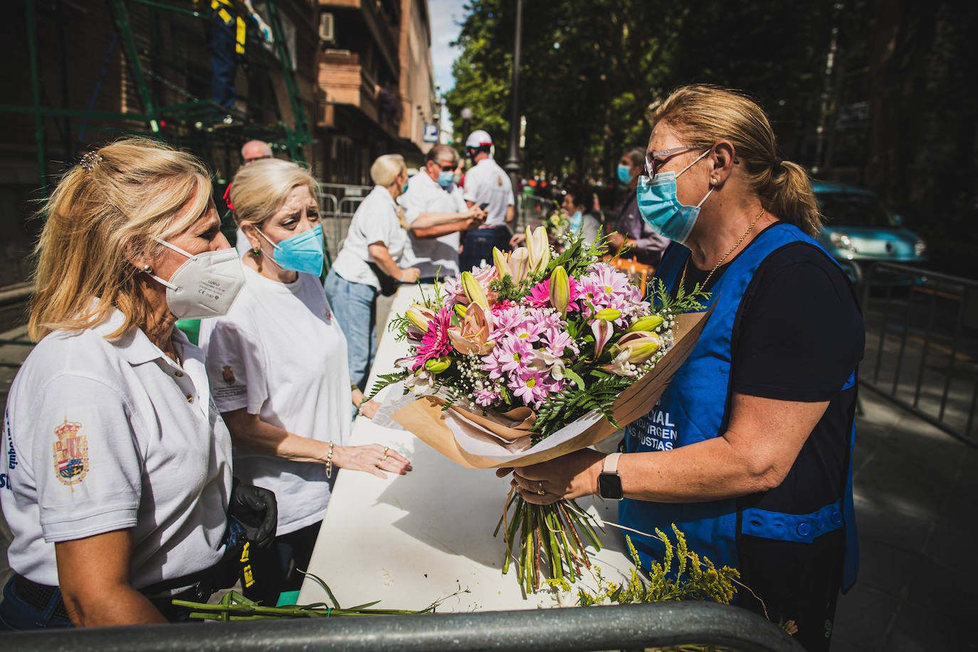 La ofrenda floral a la patrona de la ciudad regresa para celebrar su 40º aniversario, con una imagen que dista de la de otros años, pero que se asemeja a la que dejaba antes de la pandemia