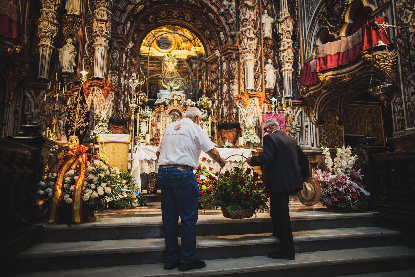 La ofrenda floral a la patrona de la ciudad regresa para celebrar su 40º aniversario, con una imagen que dista de la de otros años, pero que se asemeja a la que dejaba antes de la pandemia