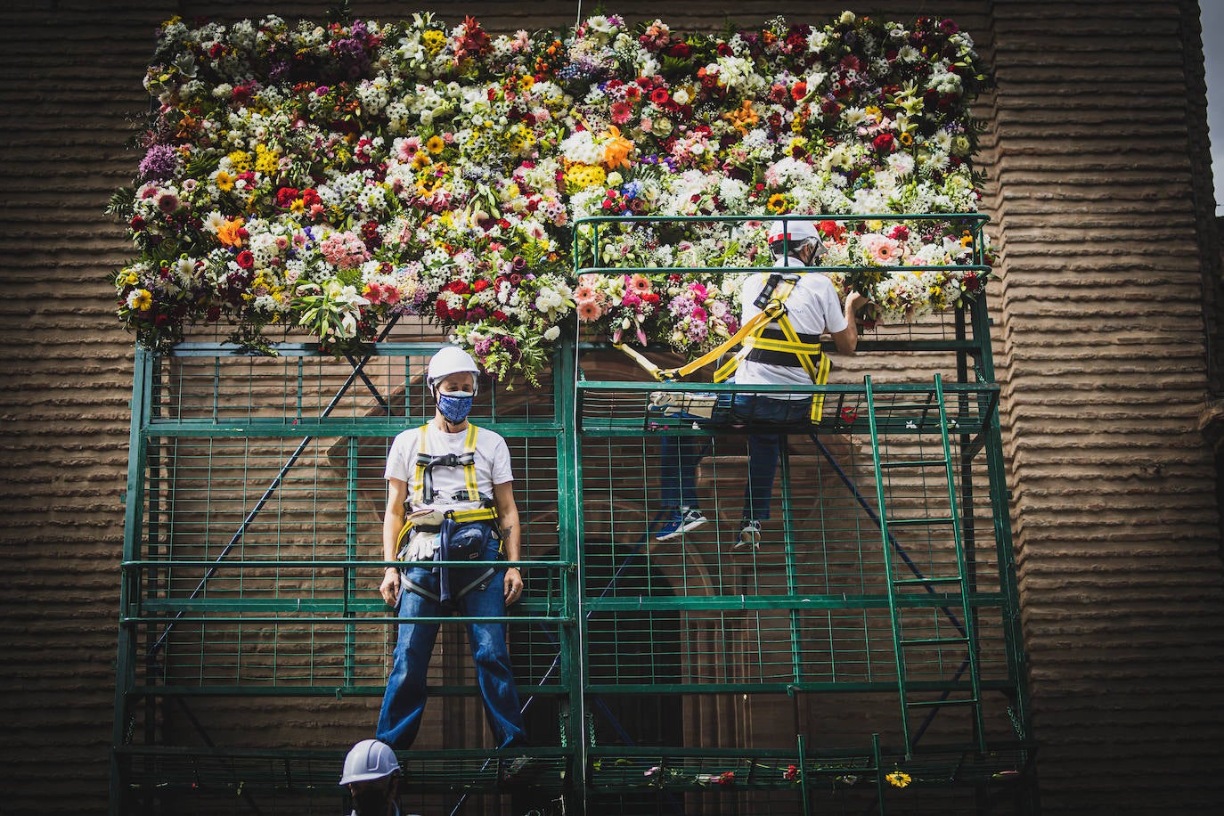 La ofrenda floral a la patrona de la ciudad regresa para celebrar su 40º aniversario, con una imagen que dista de la de otros años, pero que se asemeja a la que dejaba antes de la pandemia