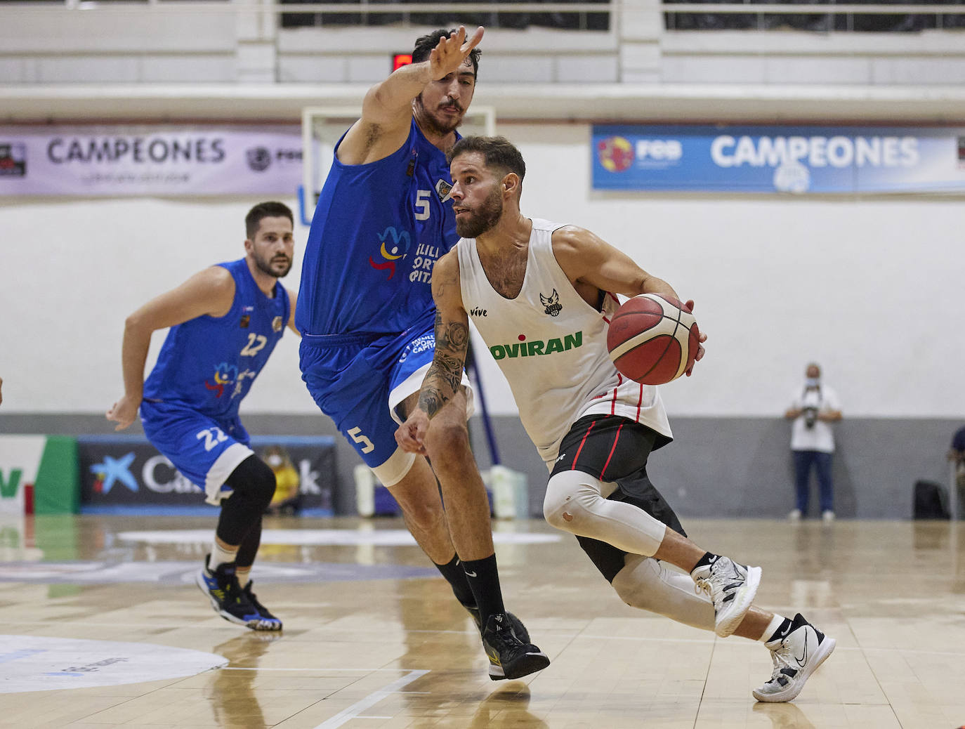 Christian Díaz desborda a Mendiola en el partido del pabellón Veleta. 