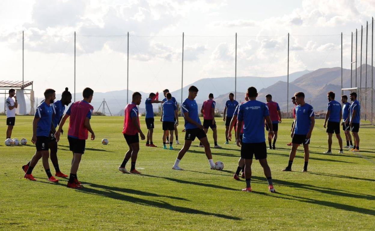 Los futbolistas del Granada, durante el rondo previo a la sesión. 