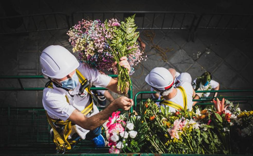 Miles de flores fueron presentadas ante la patrona.