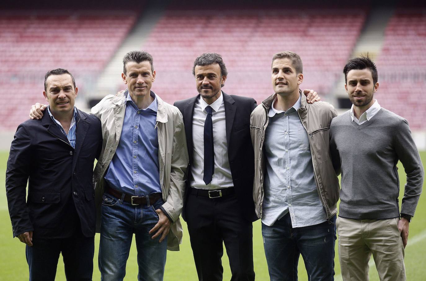 Robert Moreno, cuando ejercía de ayudante de Luis Enrique, posa a la derecha del asturiano en su presentación como técnico del Barcelona. 