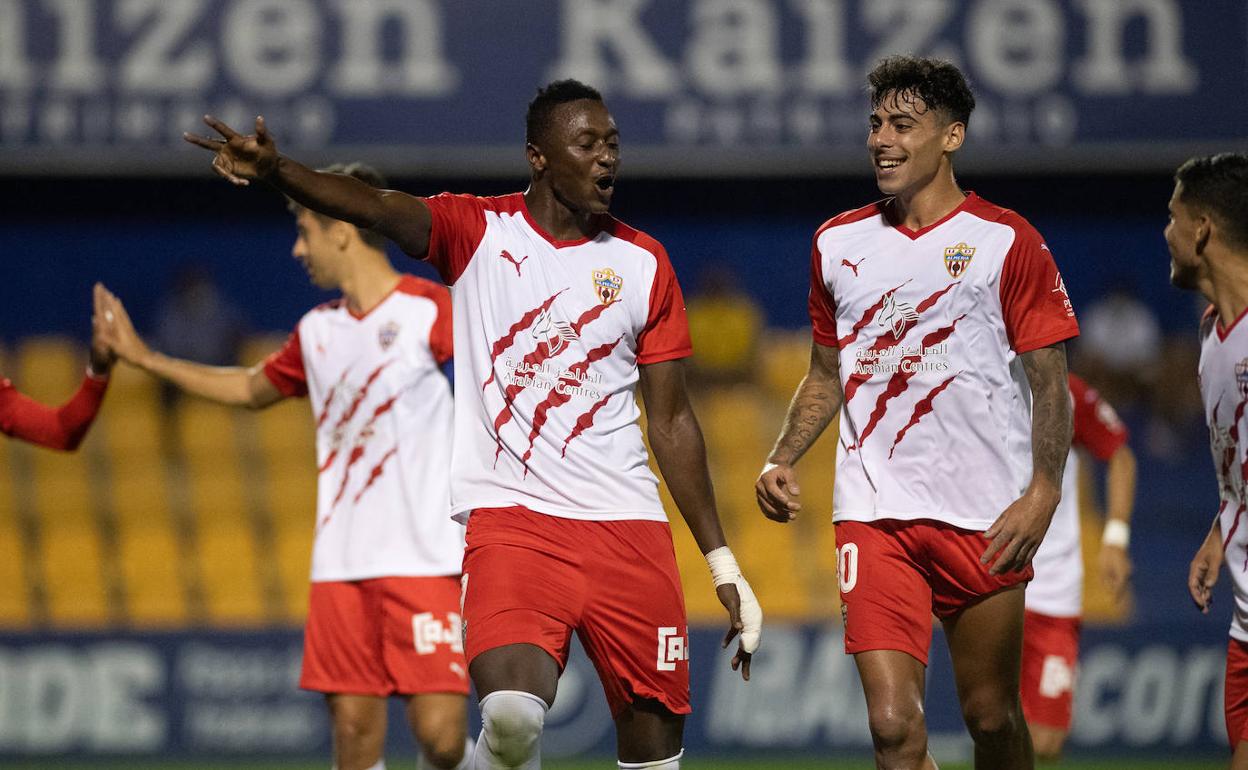 Los jugadores de la UDA celebran uno de los goles de Sadiq.