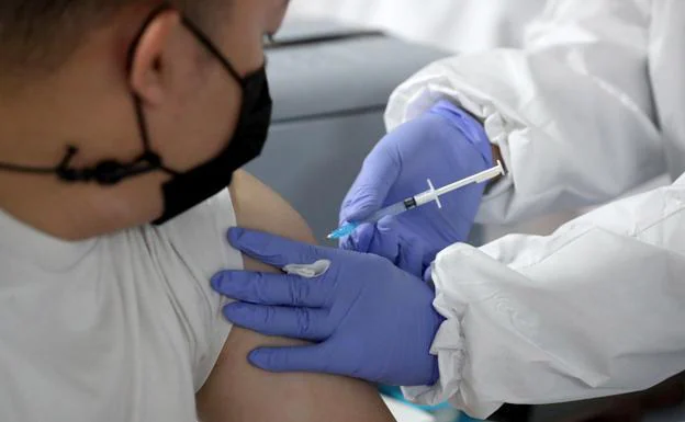 Andalucía comenzará el martes con la tercera vacunación en residencias de mayores