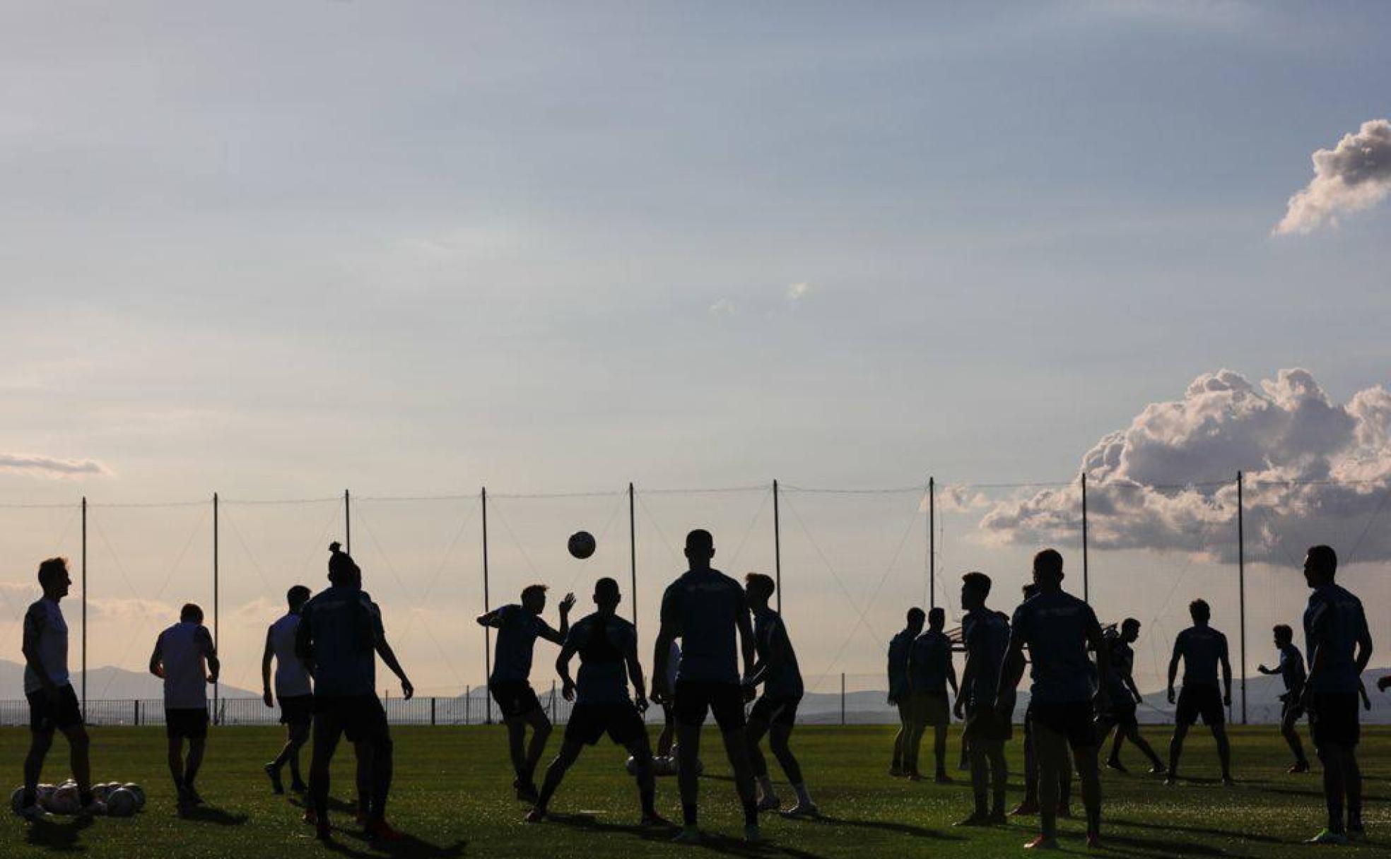 Los jugadores del Granada, durante un rondo previo a la sesión de entrenamiento en la ciudad deportiva del club rojiblanco. A. AGUILAR 