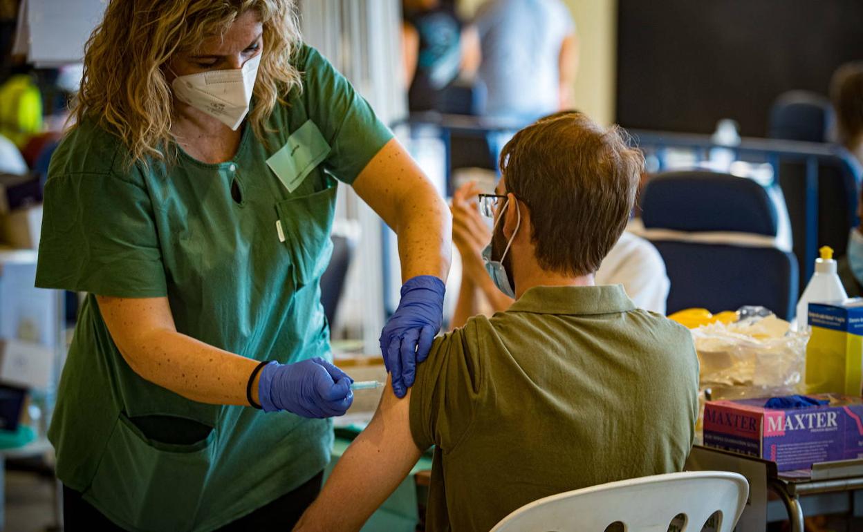 Vacunación en el recinto de la Feria de Muestras de Armilla.