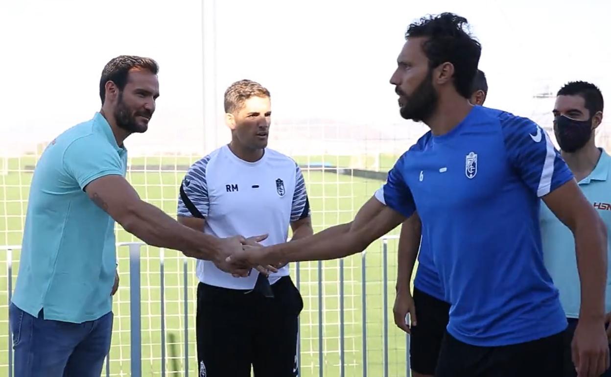 Saúl Craviotto estrecha la mano a Germán Sánchez ante Robert Moreno. 