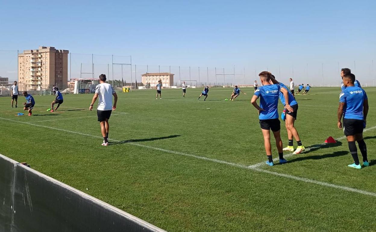 Los futbolistas del Granada juegan al tres en raya con petos. 