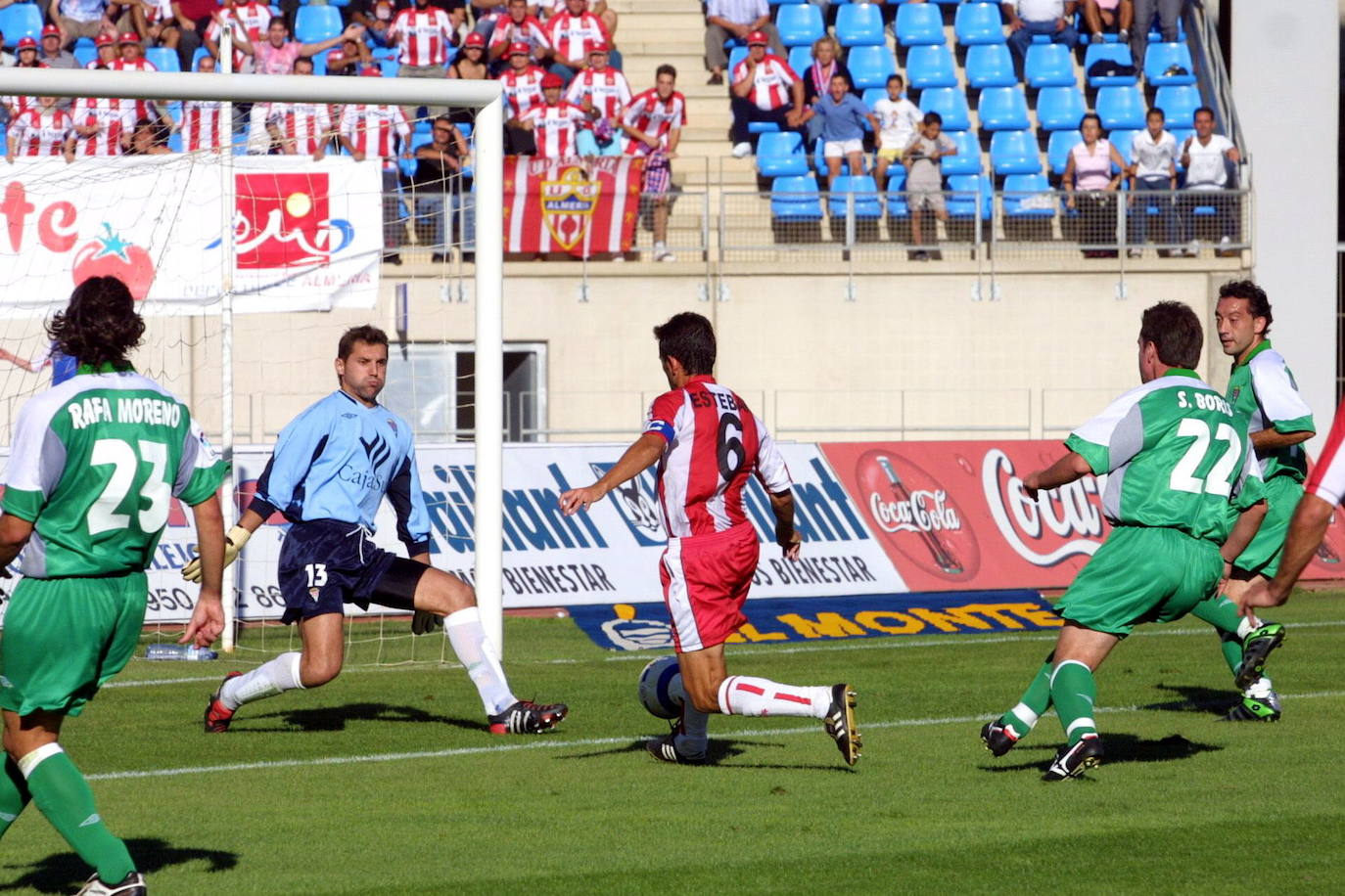 Imagen secundaria 1 - El Almería de los Zongo, Charles y Aleix Vidal llevaba 14 goles a favor en las seis primeras jornadas. Abajo a la izquierda, Esteban marca el primero de los tres goles de la peor UDA en este plazo. A la derecha, Javi Garcia, fútbol ataque, con 14 goles a favor y 10 en contra. 