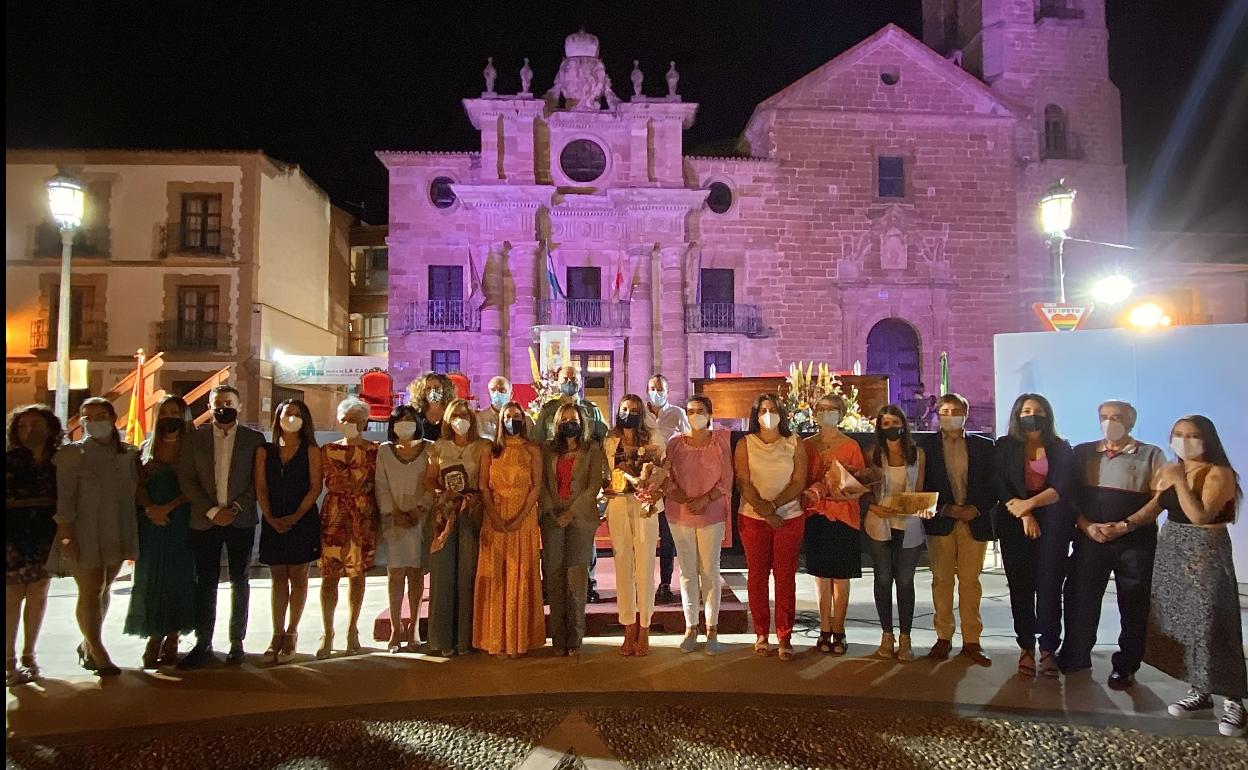 Participantes en la ceremonia con las premiadas en La Carolina. 