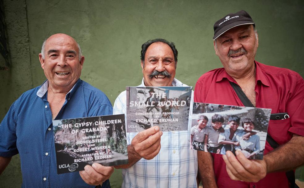 Antonio, Laja y Pepe sostienen varios fotogramas del vídeo, en los que aparecen ellos. 