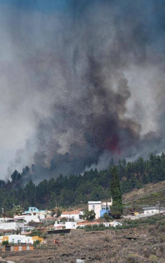 Las columnas de humo aparecen tras la erupción del volcán en El Paso (La Palma).