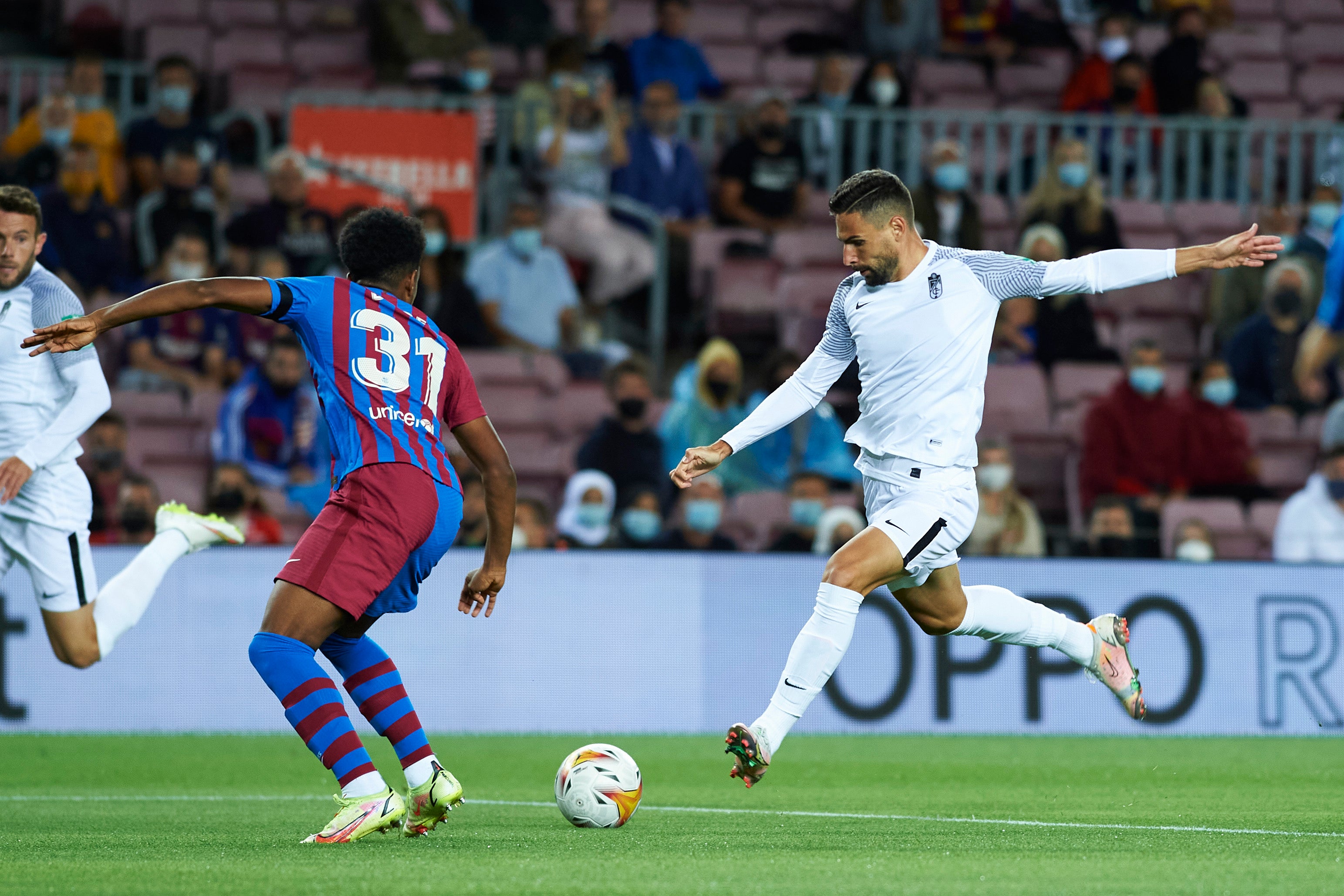 El Granada visita el Camp Nou con el objetivo de ponérselo difícil a todo un Barça que pasa por horas bajas.