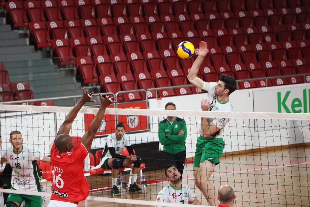 Imagen secundaria 1 - Kukartsev, Miki Fornés y Asensio en diversas fases del encuentro. 