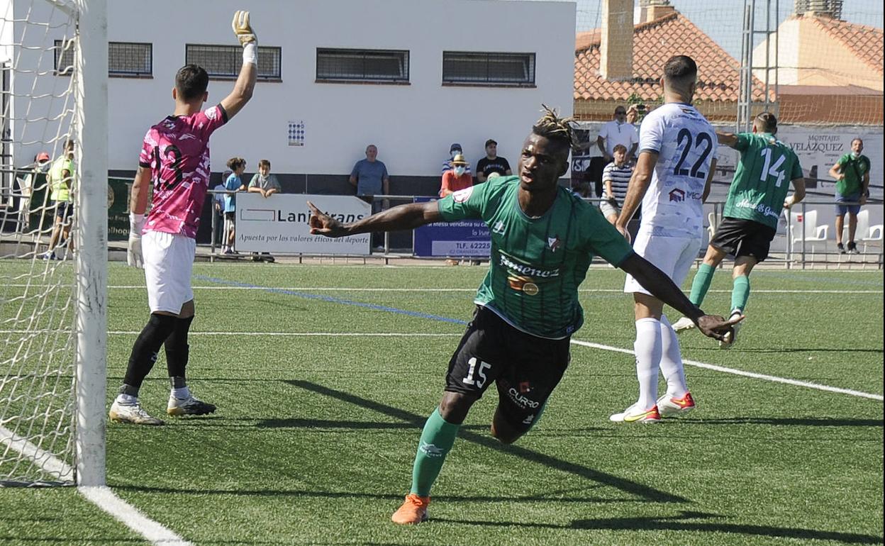 Eric Samé fue el encargado de abrir el marcador ayer en Las Viñas, en un partido muy disputado ante el Huétor Tájar. 