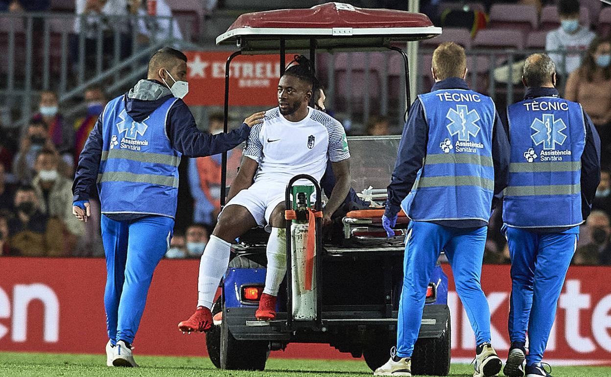 Yan Eteki se retiró en el vehículo de las asistencias sanitarias. 