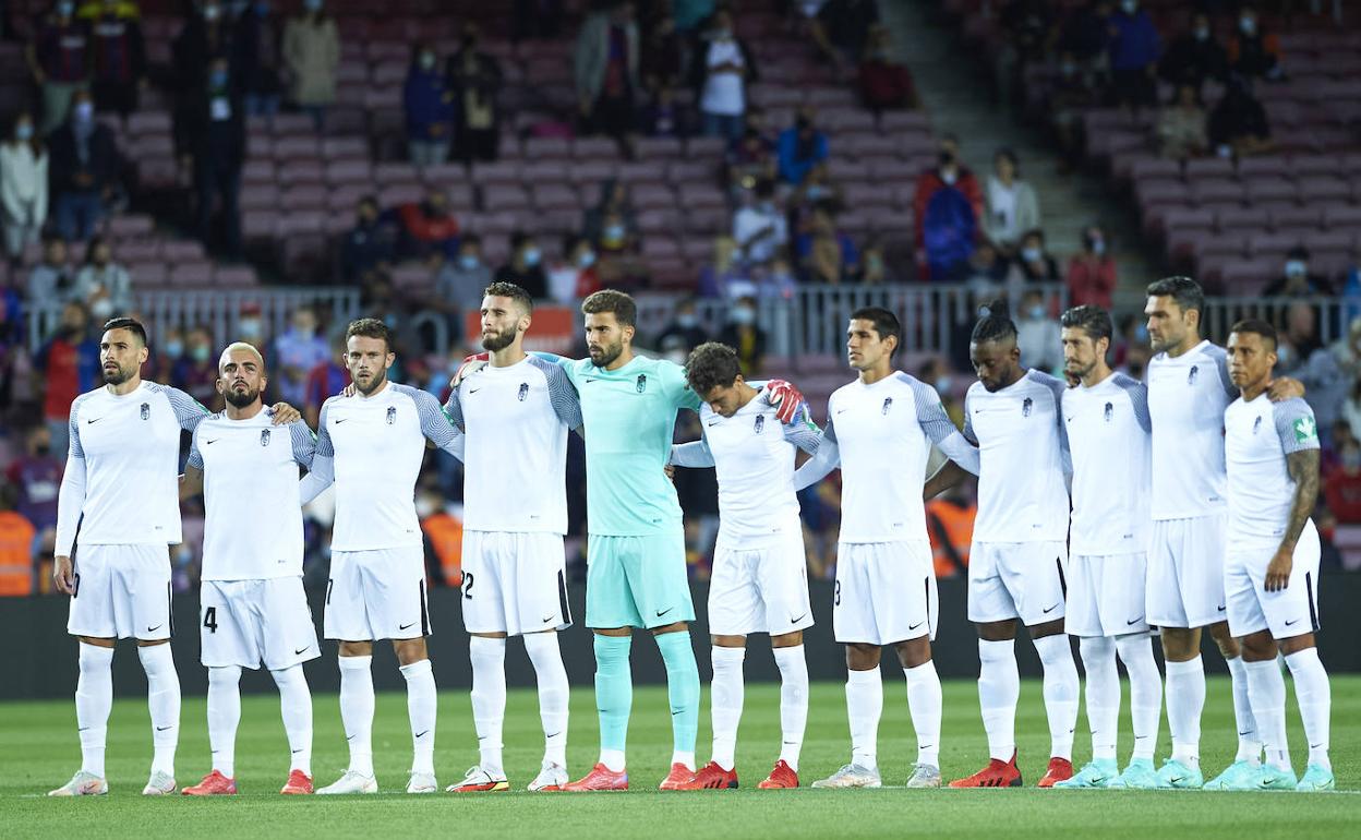 Milla, de blanco a la derecha del portero Luiz Maximiano, en los instantes previos al choque en el Camp Nou. 