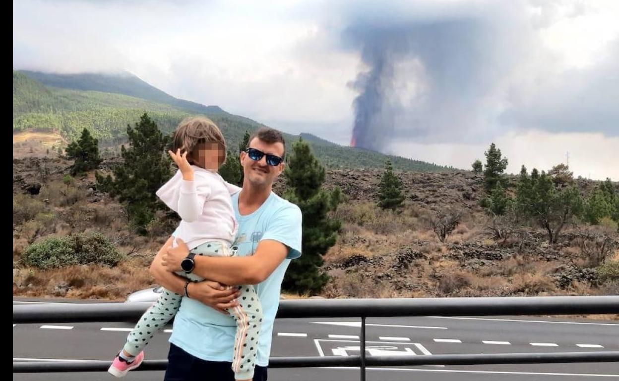 Jesús posa con su hija frente al volcán.