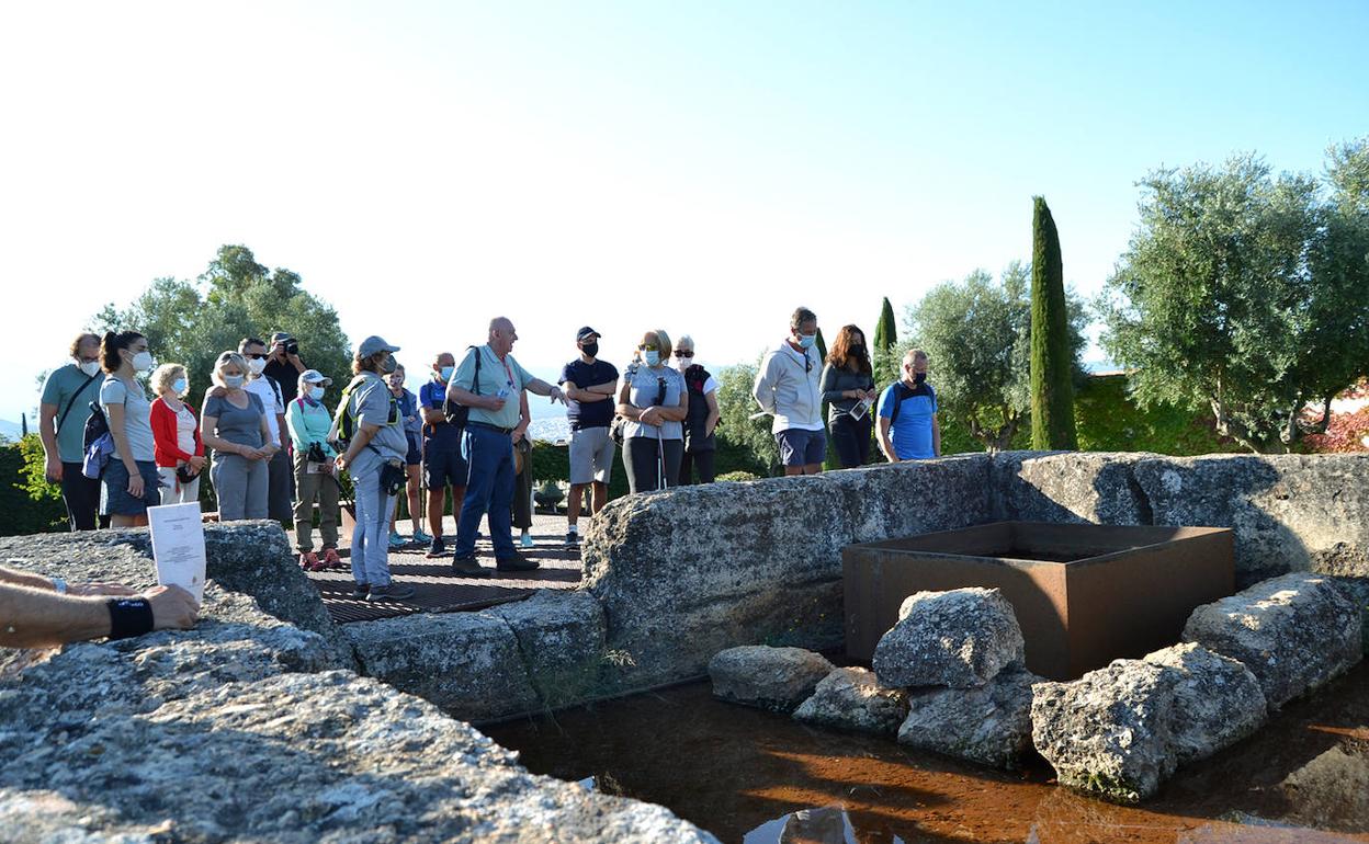 El grupo participante en la ruta, en la alberca del Palacio de Alixares.