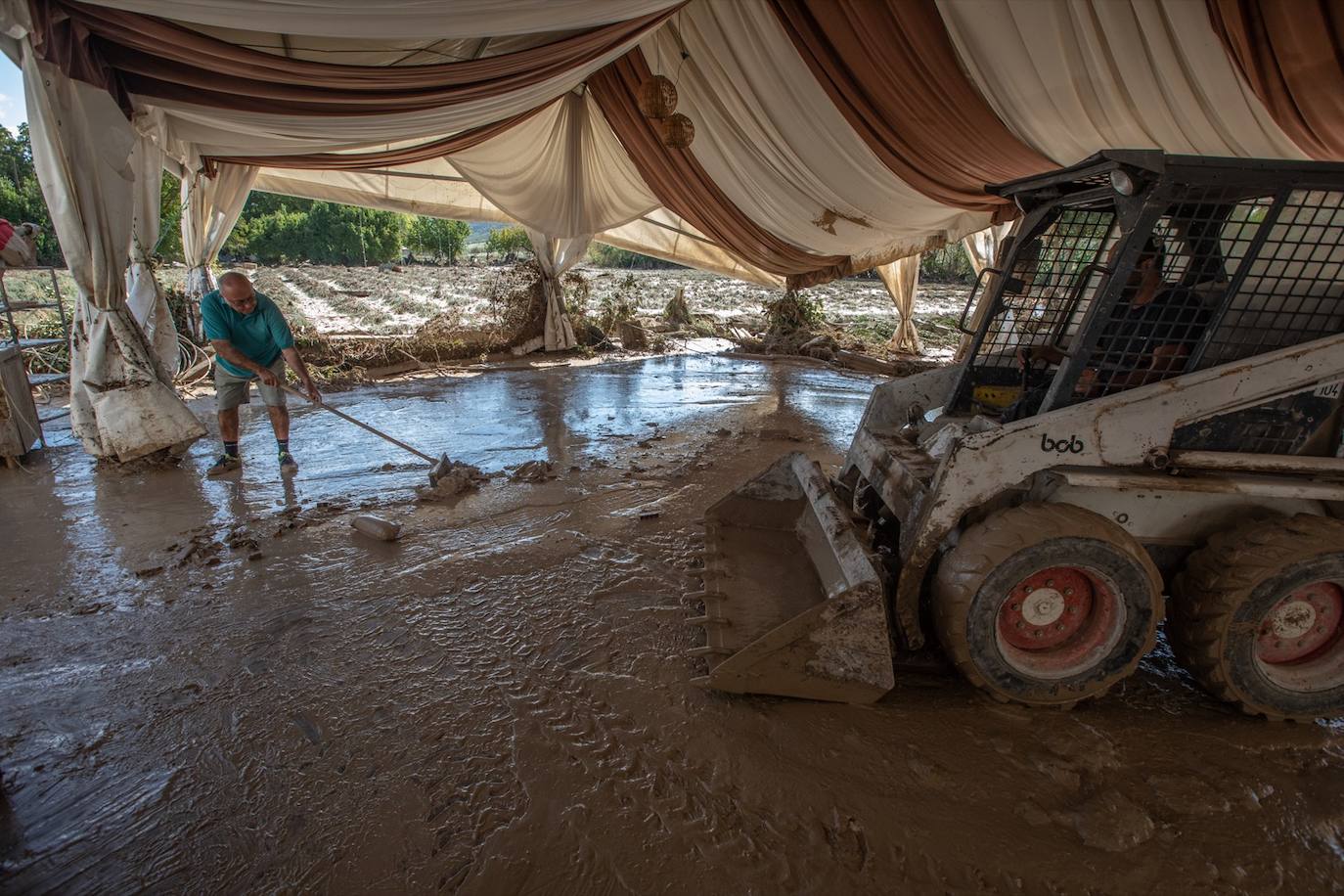 El barro ha entrado en las viviendas, establecimientos y otros puntos del municipio garandino
