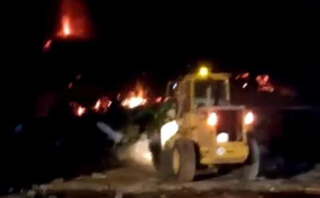 Los bomberos intentan encauzar la lava con un tractor para salvar Todoque