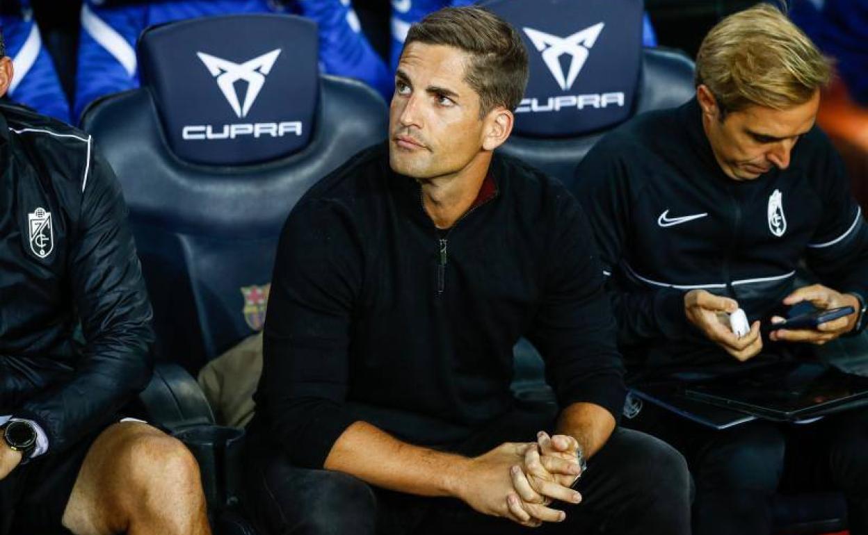 Robert Moreno aguarda el inicio del encuentro en el banquillo del Camp Nou. 