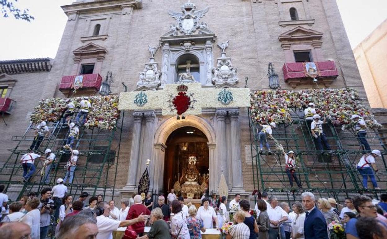 Granada: La Virgen de las Angustias permanecerá durante cuatro horas en la  Carrera | Ideal