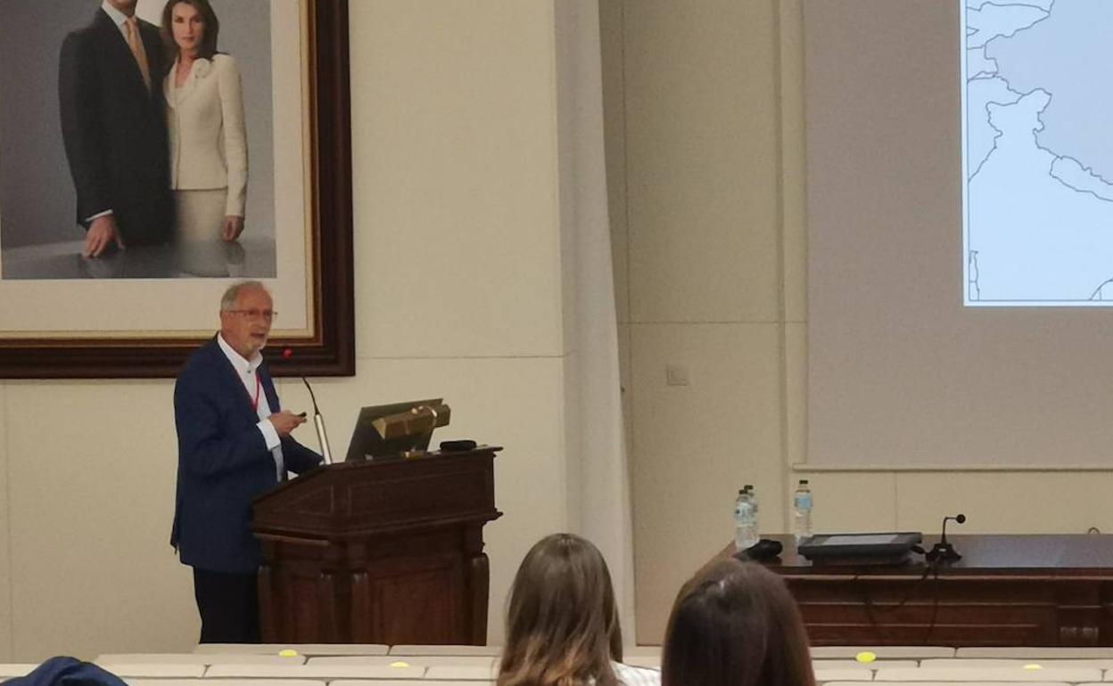 Luis Enjuanes, durante su conferencia en la Universidad de Granada. 