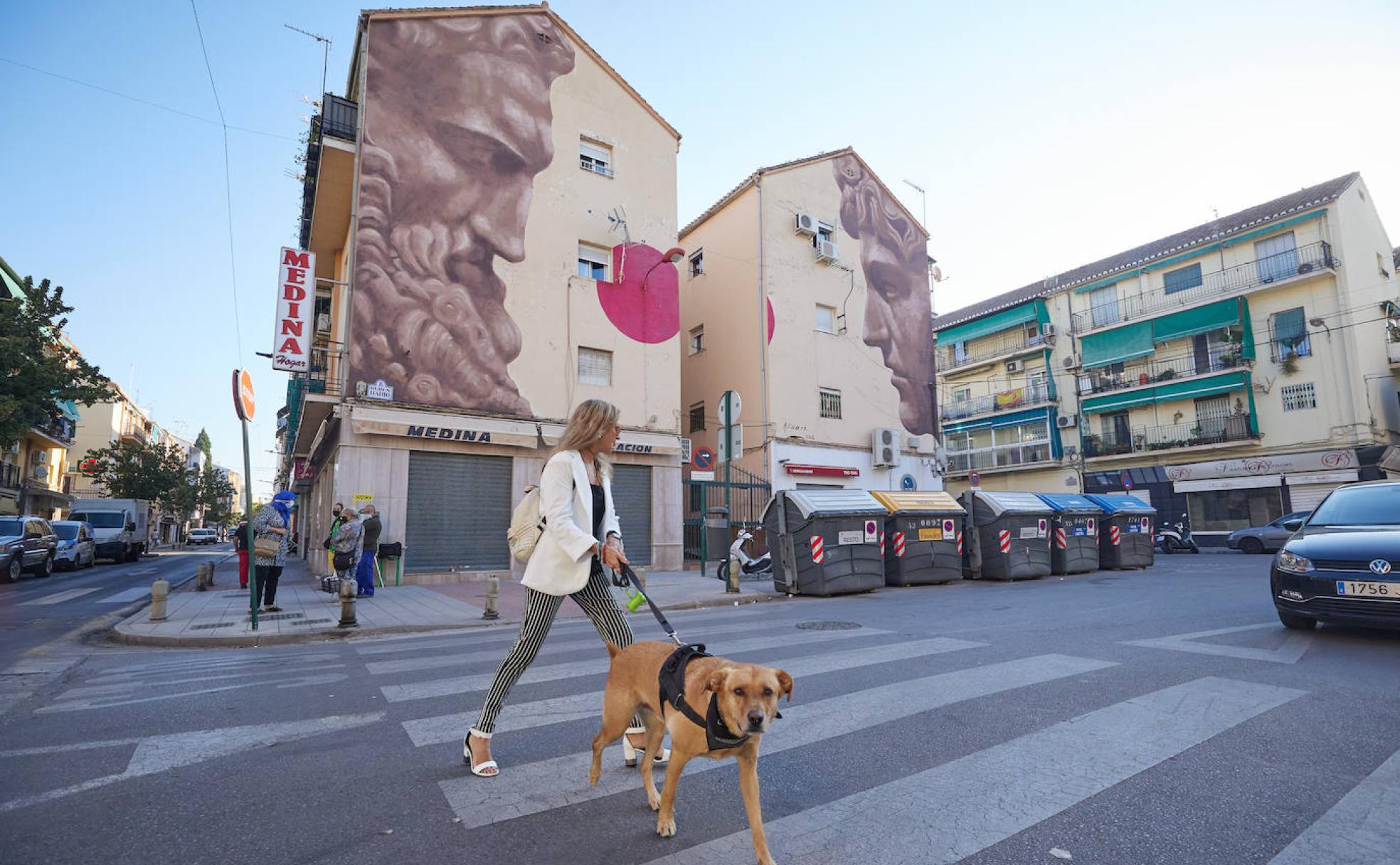 Pinturas dedicadas a Hércules y Hermes, en la calle Rubén Dario de La Chana. 