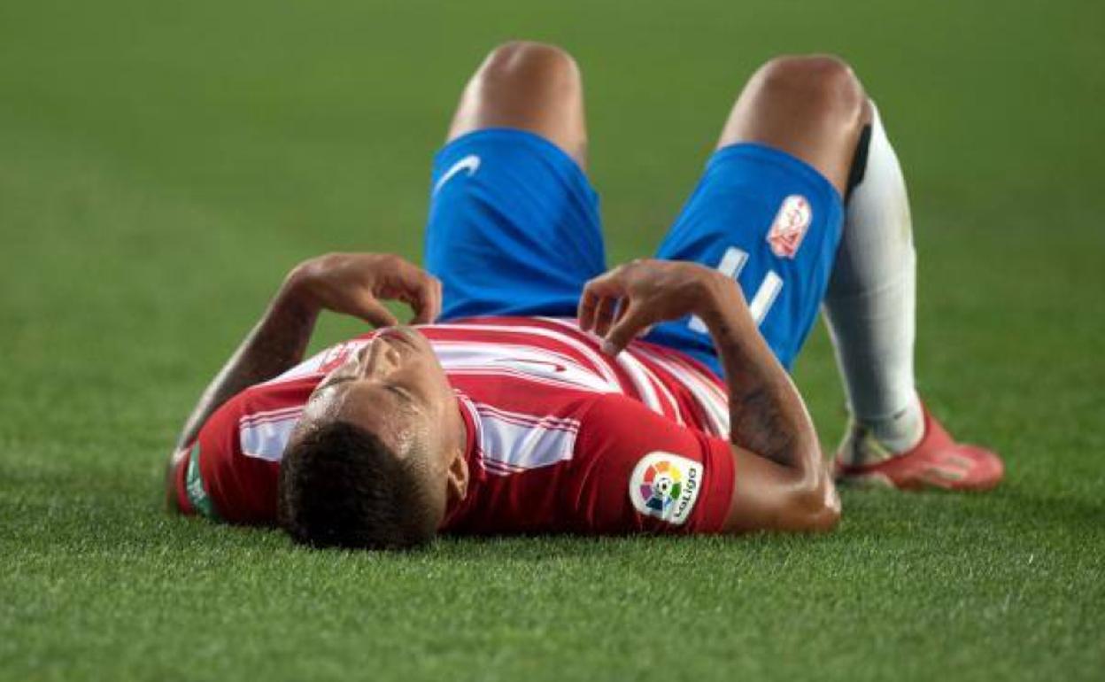 Machís se tumba en el césped a la espera de ser sustituido. 