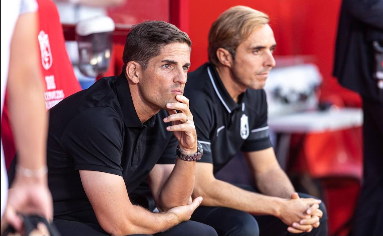 Robert Moreno, pensativo antes del inicio del partido. 