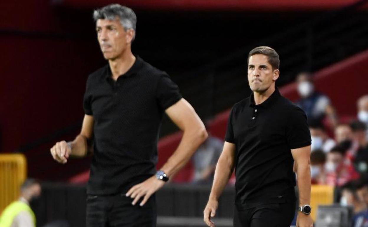 Robert Moreno, en un segundo plano, mira resignado al marcador. 