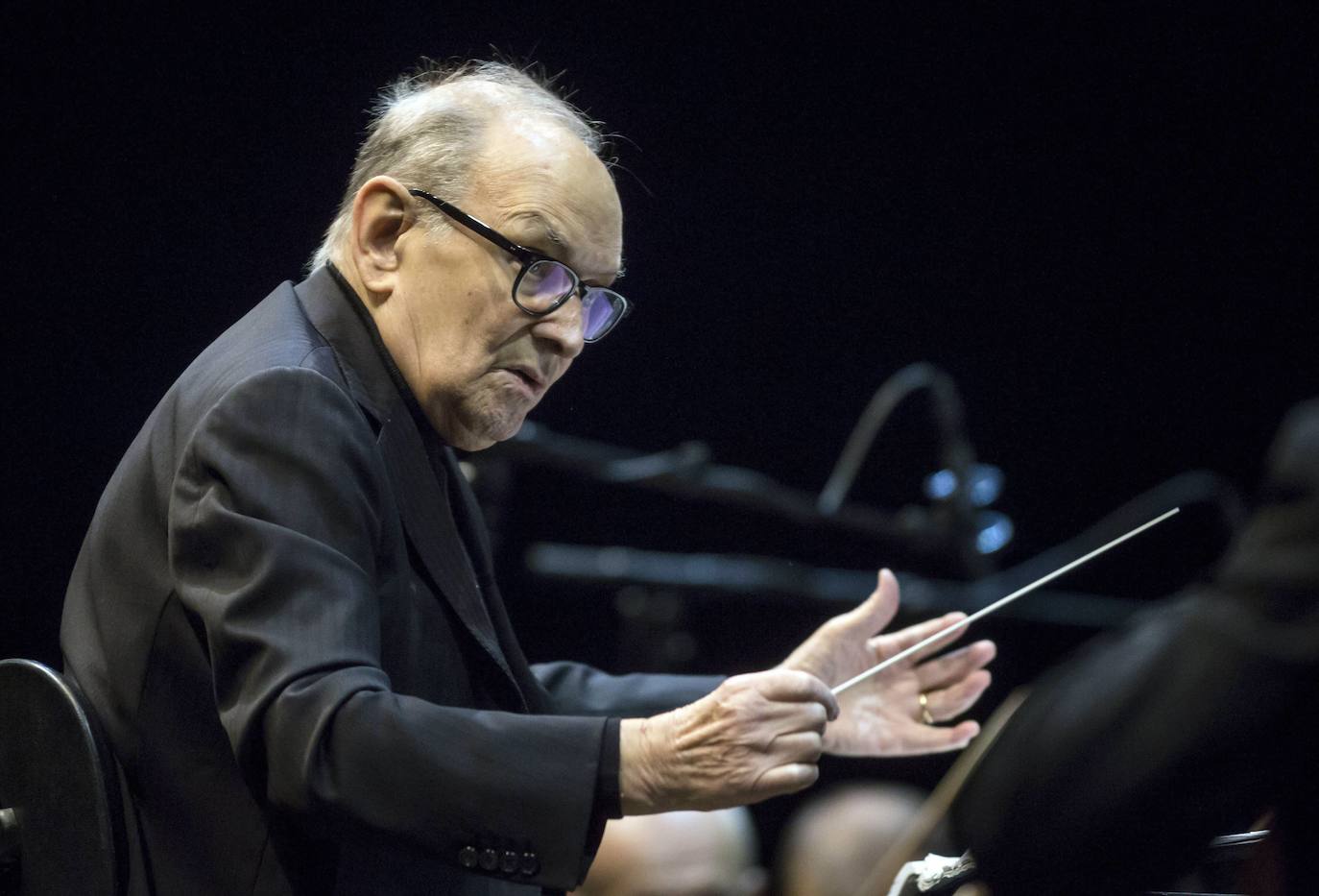 El compositor italiano Ennio Morricone dirige a la orquesta de Budapest en 2017.