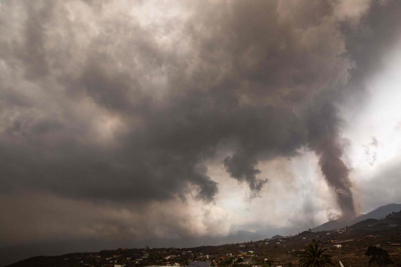 Una espesa nube de cenizas y gas del volcán.